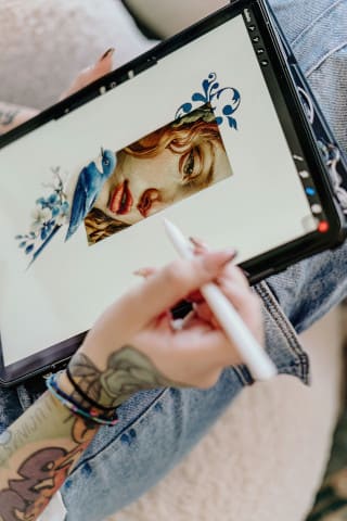 Unghie gel nere effetto marmo con mandala realizzate con tecnica di onicotecnica realizzato da Silvia Vaccarin presso il nostro studio Opal Tattoo a Udine